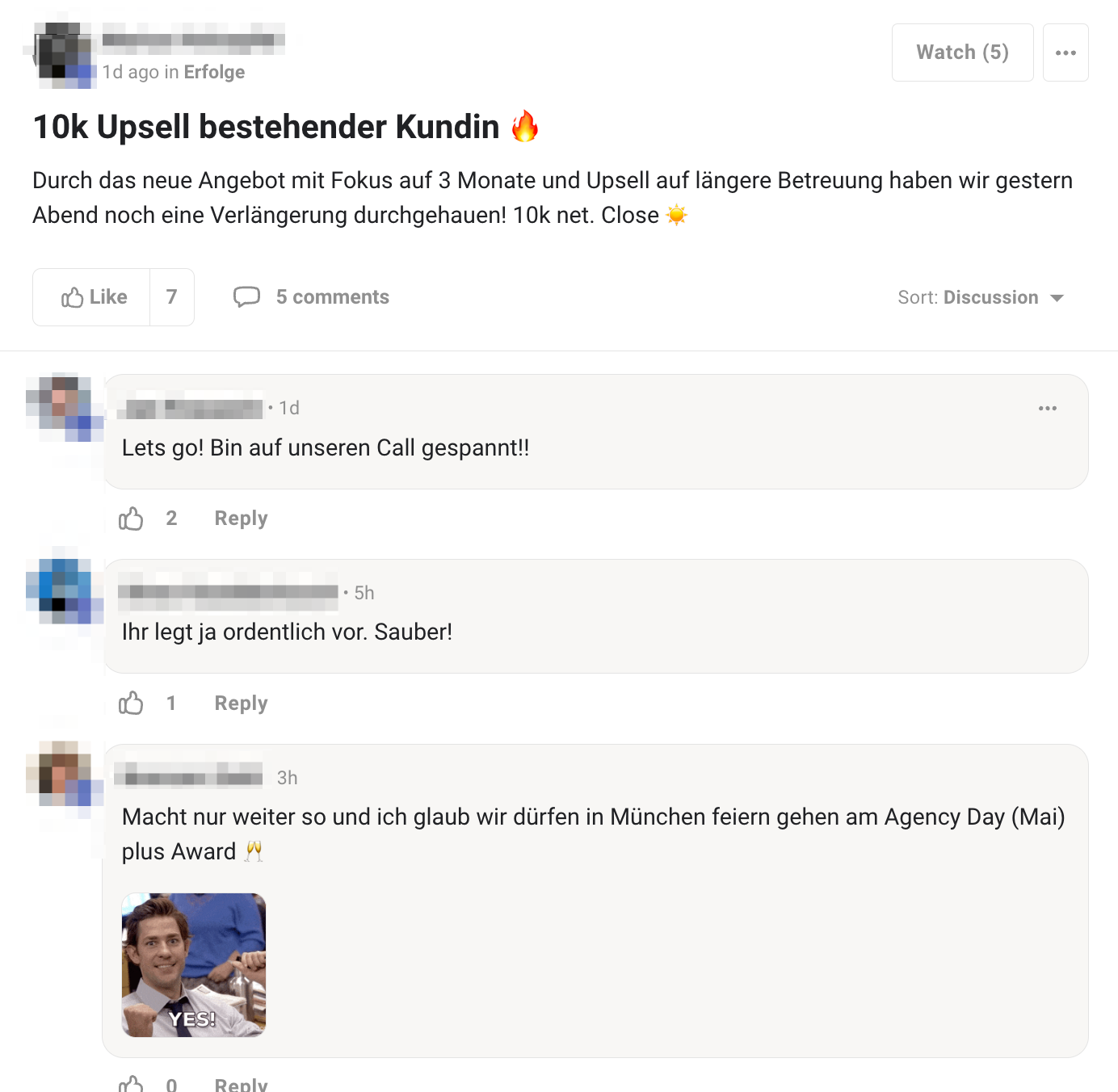 „10k Upsell bestehender Kundin 🔥 — Durch das neue Angebot mit Fokus auf 3 Monate und Upsell auf längere Betreuung haben wir gestern Abend noch eine Verlängerung durchgehauen! 10k net. Close ☀️“ — Kommentare: „Lets go! Bin auf unseren Call gespannt!!“, „Ihr legt ja ordentlich vor. Sauber!“, „Macht nur weiter so und ich glaub wir dürfen in München feiern gehen am Agency Day (Mai) plus Award 🥂“
